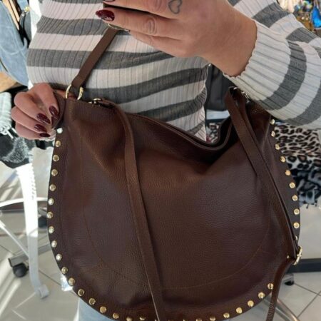 Borsa in pelle con borchie