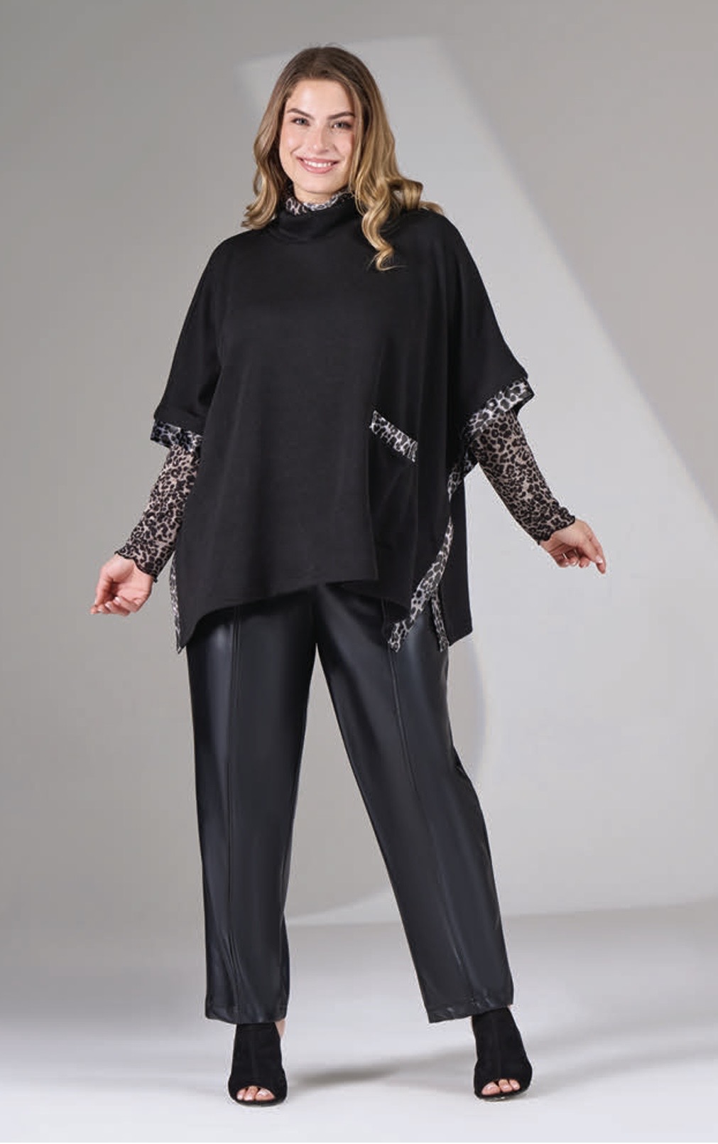 Quiin21 poncho con profili animalier nero/grigio